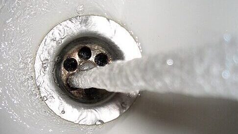 Lefolyótisztítás házilag, biológiai szennyvíztisztítás. Sissel Karlsen, CC BY-SA 2.0 , via Wikimedia Commons